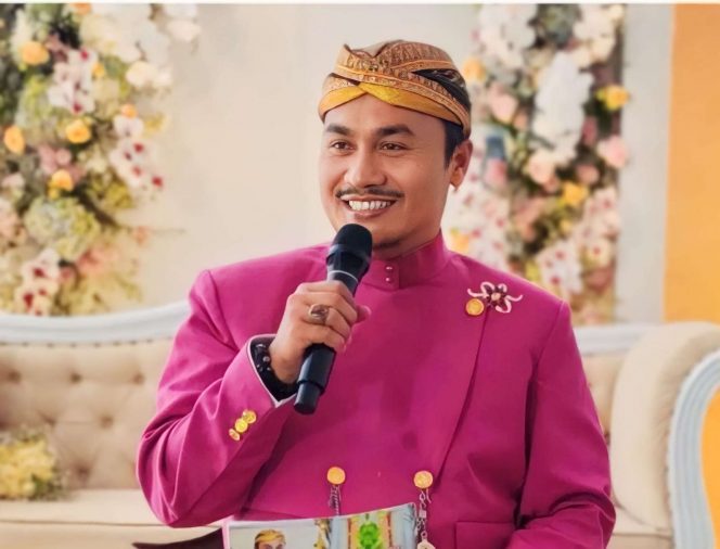 
 MC Kondang Pranatacara Pernikahan Adat Jawa, yang juga Ketua Pembina Yayasan Sedekah Masyarakat Indonesia (Semain), Ruwiyanto S.Kom, MM, CHRM. (ist)