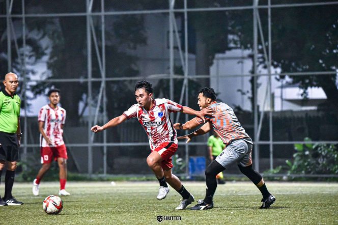 
 Bagas Dwi Wicaksono berebut bola dengan lawan saat uji coba di senayan (ist)