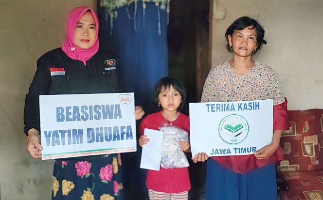 
 Yayasan Sedekah Masyarakat Indonesia (Semain), menggandeng Notaris Muslim Indonesia (NMI) Jawa Timur menyalurkan bantuan beasiswa dan peralatan salat untuk yatim duafa di pelosok desa. (ist)