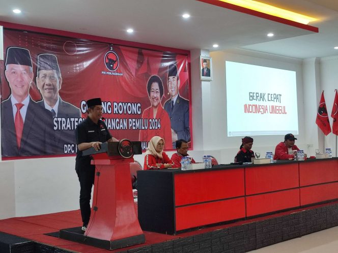 
 Sekretaris DPC PDI Perjuangan Kabupaten Malang Darmadi saat memberikan sambutan. (bacamalang/Dhimas) 