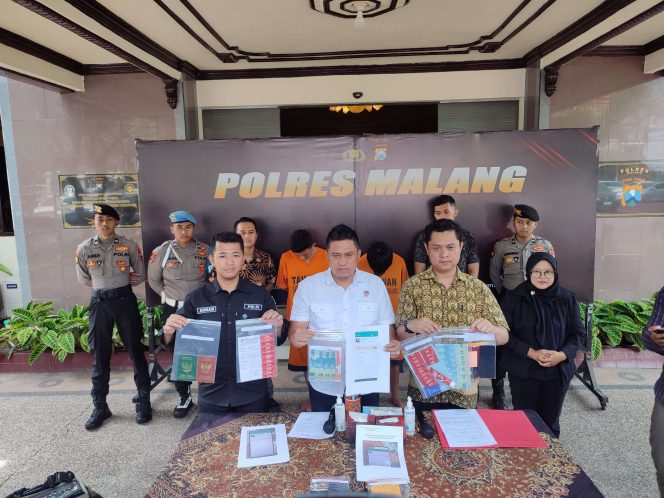 
 Sejumlah barang bukti yang diamankan dari tangan tersangka. (bacamalang/Dhimas) 