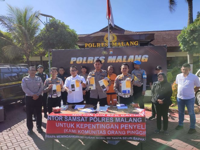 
 Sejumlah barang bukti yang diamankan dari tangan tersangka. (bacamalang/Dhimas) 