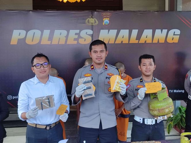 
 Wakapolres Malang Kompol Wisnu Setiawan Kuncoro (tengah) didampingi Kasatreskrim dan Kasihumas menunjukkan sejumlah barang bukti dari tangan tersangka. (bacamalang/Dhimas) 