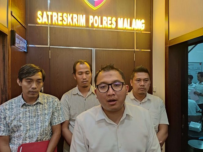 
 Kasatreskrim Polres Malang AKP Gandha Syah Hidayat saat memberikan keterangan kepada wartawan. (bacamalang/Dhimas) 