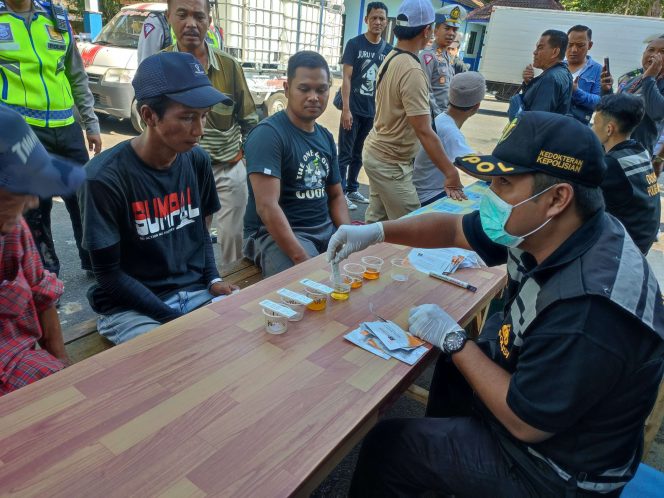 
 Tes urine terhadap para sopir angkutan umum di Terminal Talangagung Kepanjen. (bacamalang/Dhimas) 
