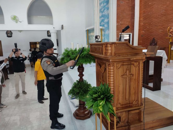 
 Polres Malang mulai melakukan pengamanan gereja jelang perayaan Natal. (bacamalang/Dhimas)