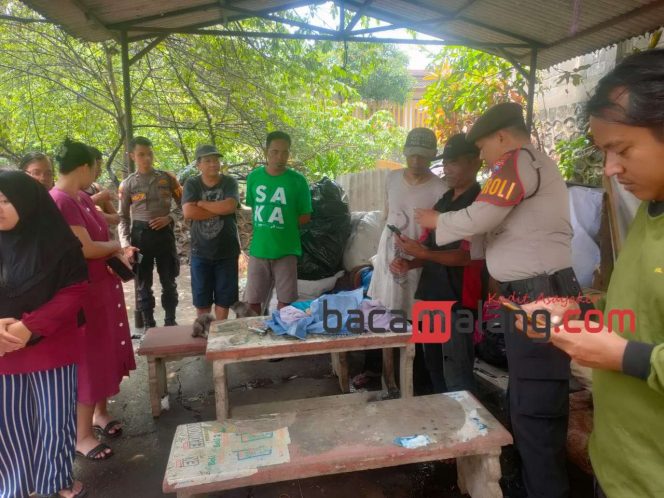 
 Bhabinkamtibmas Polsek Blimbing bersama warga usai mengevakuasi jasad bayi yang ditemukan warga di aliran anak Sungai Bango. (Rohim Alfarizi)