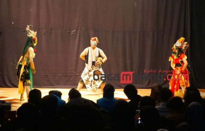 
 Salah satu adegan Panji Laras yang dikenal dengan ayam jagonya, yang akhirnya bertemu dan bertarung dengan sosok Klana Jaka Imantakiyur (kanan) dalam Pertunjukan Wayang Topeng Malangan dan Diskusi Pertunjukan Wayang Topeng, di Hall Oesman Mansoer Lantai 3, Gedung Al-Hanafi (FKIP) Universitas Islam Malang (Unisma), Rabu (10/1/2024). (Nedi Putra AW)