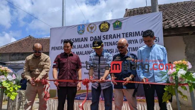 
 Dari kiri Kasubdit Pengawasan Pembangunan Infrastruktur EBTKE Kementeriam ESDM Agung Feinnudin, Anggota Komisi VII DPR-RI Moreno Suprapto, S.Sos, Camat Kedungkandang Fahmi Fauzan AZ, M.Si, Kepala Dinas Perhubungan Kota Malang Kota Malang Drs. R. Widjaja Saleh Putra saat bersama-sama memotong tali pita peresmian PJU-TS. (wahyu)