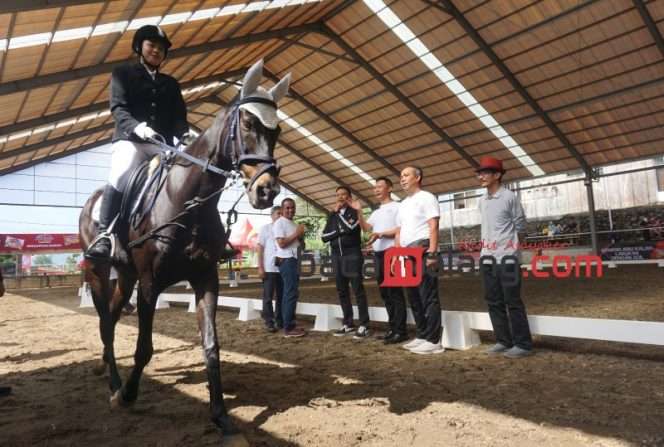 
 Pj Wali Kota Malang Wahyu Hidayat (jaket hitam), saat membuka Piala Pj Wali Kota Malang Equestrian Friends & Challenge, di Puncak Joyo Royal Stable (PJRS) Jl. Puncak Joyo Agung, Merjosari, Lowokwaru, Kota Malang, Sabtu (27/1/2024). (Nedi Putra AW)