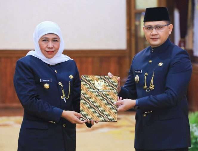 
 Gubernur Jatim Dra. Hj. Khofifah Indar Parawansa, M.Si saat menyerahkan SK Mendagri Nomor 100.2.1.3-72 Tahun 2024 Tentang Perpanjangan Masa Jabatan Penjabat (Pj) Wali kota Batu di Gedung Negara Grahadi, Surabaya. (Yan)