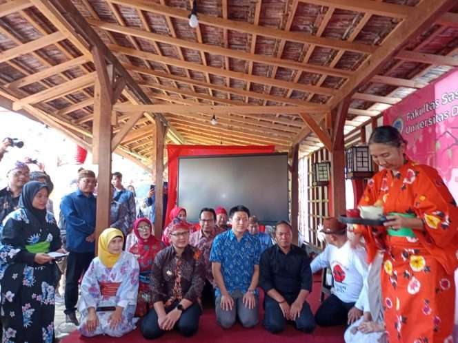 
 Pj. Wali Kota Batu Dr. Aries Agung Paewai, S.STP., M.M bersama Konsulat Jepang Nakagome Kota, Kadisparta Pemkot Batu Drs. Arief As Siddiq dan Kades Sidomulyo Drs. Suharto, M.M, saat tengah minum teh usai meresmikan Kampung Sakura. (Yan)