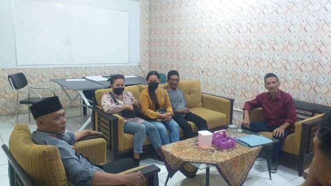 
 BBHAR PDI Perjuangan Kabupaten Malang melaporkan aksi pembakaran bendera ke Bawaslu. (ist) 