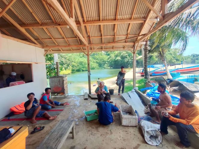 
 Nelayan Kondang Merak pasca mendarat sedang santai sembari menimbang hasil tangkap gurita. (Dok SALAM)