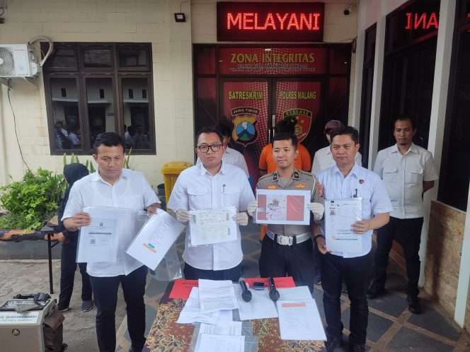 
 Kasat Reskrim Polres Malang AKP Gandha Syah Hidayat (dua dari kiri) menunjukkan barang bukti yang diamankan dari tangan tersangka. (bacamalang/Dhimas) 