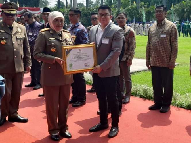 
 Direktur Keuangan PT Bagong Dekaka Makmur Sandi Suwito Susilo saat menerima penghargaan dari Gubernur Jatim Khofifah Indar Parawansa. (ist) 