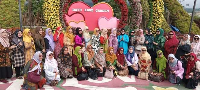 
 Rombongan Gubernur Jatim Khofifah Indar Parawangsa saat foto bersama di Batu Love Garden. (Har)
