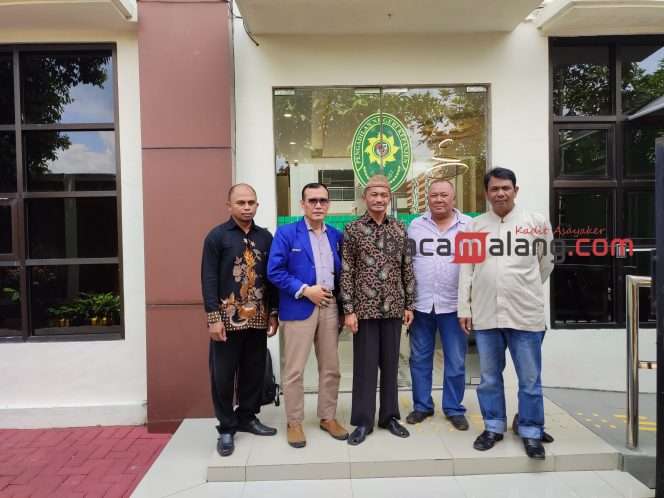 
 Agus Salim Ghozali (jas biru) usai sidang di PN Kepanjen. (bacamalang/Dhimas) 