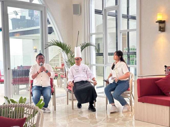 
 FB Manager Cluster Golden Tulip Holland Resort Batu & Golden Hill Suganda Simanjuntak didampingi Executive Chef Cluster Golden Tulip Holland Resort Batu & Golden Hill Chef Agus Chin (tengah), saat pembukaan SkyHill Dining & Bar, akhir pekan lalu. (ist)