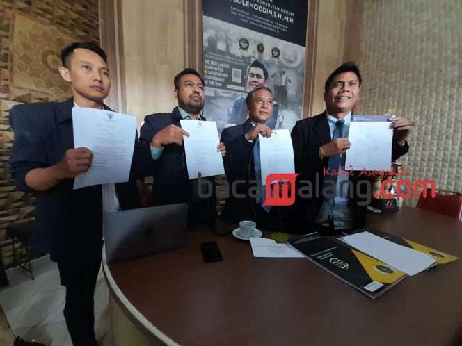 
 Ketua Tim Kuasa Hukum, Solehoddin (paling kanan) bersama anggotanya saat menunjukkan gugatan yang dilayangkan kepada Direktur Utama PT Malang Bumi Sentosa, pengembang Apartemen Nayumi Sam Tower. (Rohim Alfarizi)
