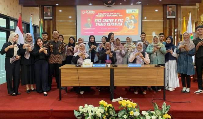 
 Berfoto bersama usai kegiatan pelatihan MC. (Dok STIKES Kepanjen)
