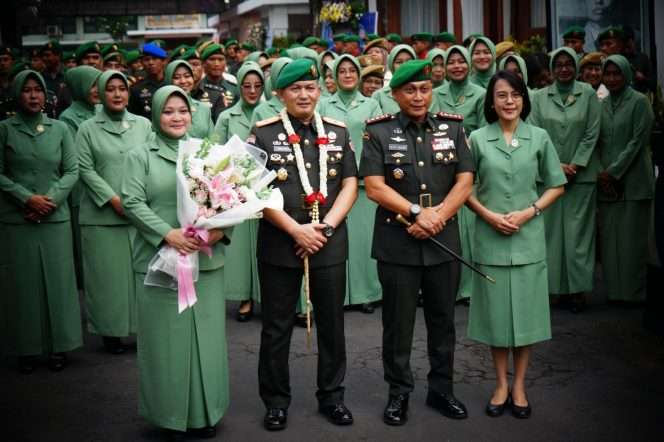 
 Serah terima jabatan danrem 083 /Bdj, dari Brigjen TNI Jamalaudin SH (kiri) kepada
Kolonel Inf Setyo Wibowo S.Ip Msos di Makorem 083/Bdj, Sabtu (24/2/2024).(ist)