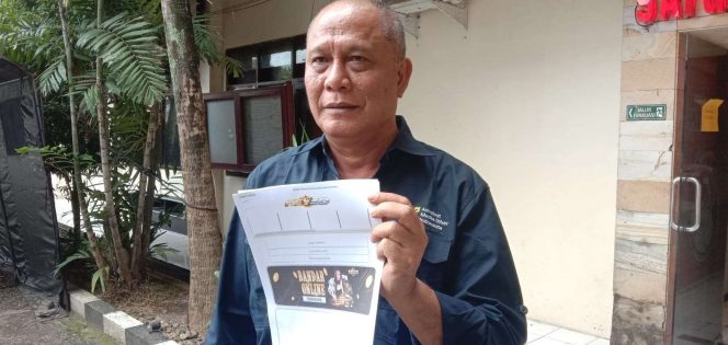 
 CEO Nusa Daily Group, Abdul Hanan Jalil saat menunjukkan tangkapan layar (screenshot) situs berita Nusa Daily yang berubah menjadi situs judi online, Minggu (25/2/2024). Kemarin (humas)