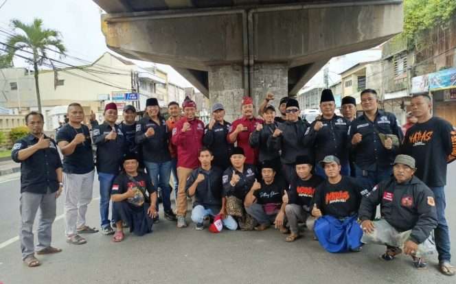 
 Ormas Madas Malang Raya usa membagikan takjil kepada pengguna jalan. (ist)
