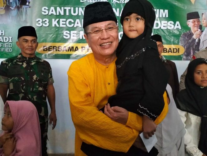 
 Sudah anggap seperti cucu sendiri Komisaris PT Anugerah Citra Abadi (ACA) Iwan Kurniawan gendong salah satu anak yatim di Kecamatan Wajak. (ist)
