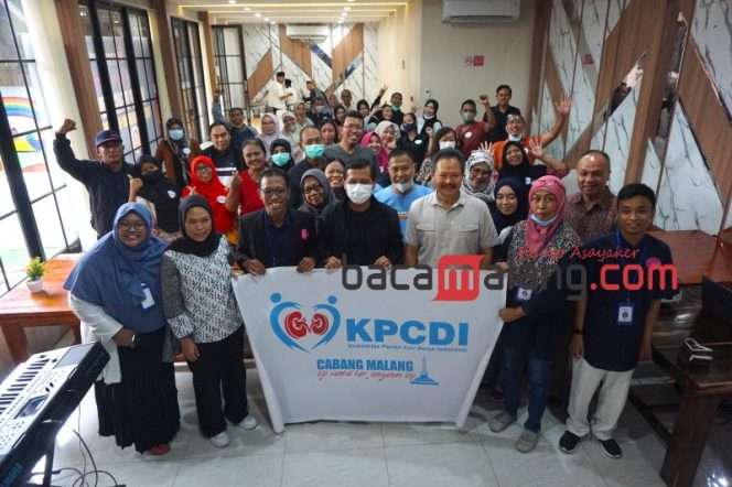 
 Pembicara ilmiah Dr. dr. Atma Gunawan, SpPD-KGH (depan, baju putih) didampingi ketua umum KPCDI Tony Richard Samosir (bermasker), bersama peserta seminar bertajuk 