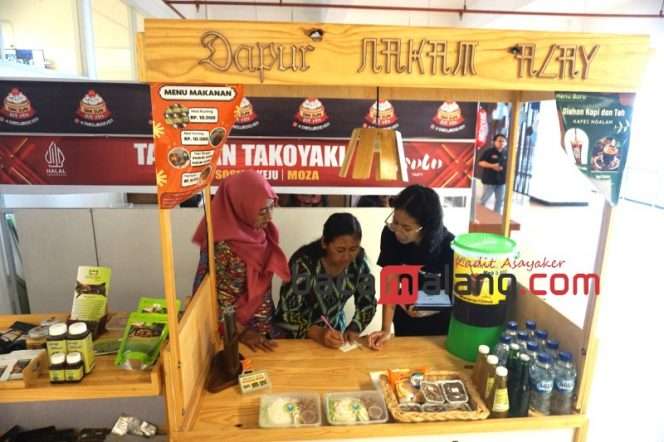 
 Mebiso saat mengadakan konsultasi merek pada tenant UMKM di Malang Creative Center (MCC) beberapa waktu lalu. (Nedi Putra AW)