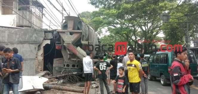 
 Proses evakuasi dan penderekan truk molen nopol AG-8840-UP yang oleng lalu menabrak tiang telepon, dan tiga sepeda motor yang parkir di teras rumah warga, Jumat (29/3/2024) siang. Kecelakaan tersebut terjadi di Jalan Raya Gadang Kecamatan Sukun Kota Malang. (Rohim Alfarizi)