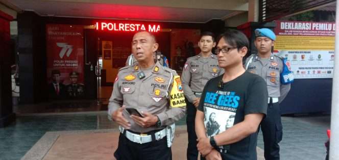
 Wakasat Lantas Polresta Makota Akp Kuntjoro, bersama Anang widodo (merokok sambil mengendarai motor) akhirnya minta maaf.(Humas)