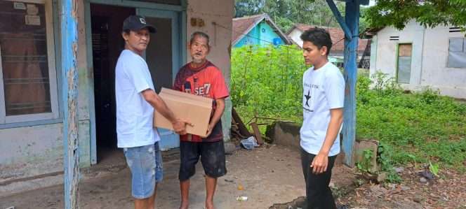 
 Kaum muda Kabupaten Malang bagikan sembako kepada masyarakat pra sejahtera. (ist) 