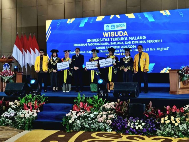 
 Tiga lulusan terbaik Universitas Terbuka (UT) Malang saat menerima penghargaan dalam wisuda program Sarjana, Pascasarjana dan Diploma Periode I Tahun Akademik 2023 genap, Sabtu (9/3/2023) di Hotel Grand Mercure Malang Mirama. (ist)