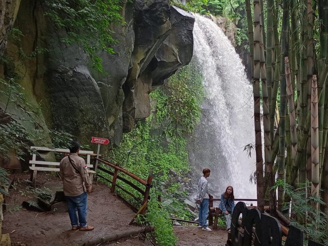 
 Para wisatawan yang berkunjung, saat tengah menikmati air terjun Coba Lanang. (Yan)