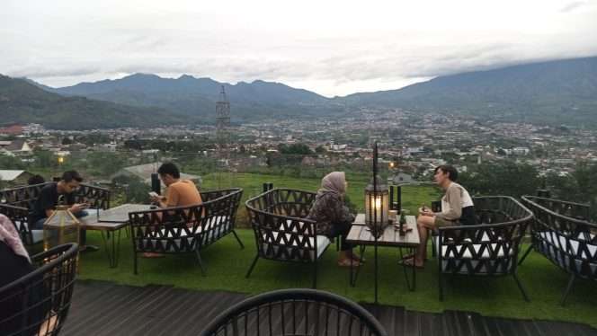 
 Para pengunjung, saat tengah menikmati menu-menu yang disajikan Manajemen The Batu & Villas. (Yan)