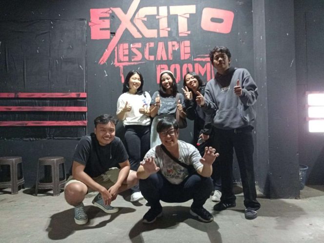 
 Para pengunjung, saat tengah sesi foto bersama talent di destinasi wisata horor Excito Rumah Hantu & Escape Room, yang berlokasi di ruko pertokoan Plaza Batu. (Yan)
