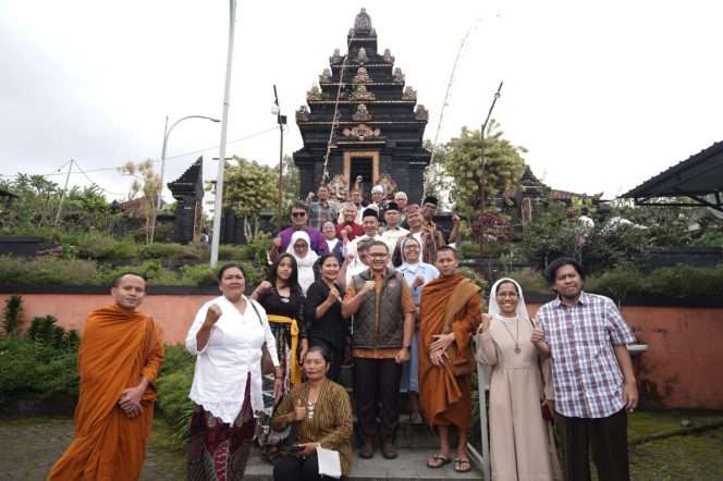 
 Pj. Wali Kota Batu Aris Agung Paewai, saat sesi foto bersama di Pura Giri Arjuno. (Yan)