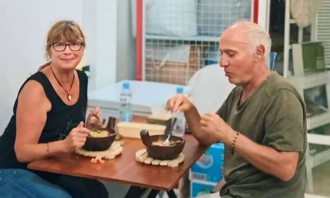 
 Pasangan turis sedang menikmati makanan yummy di Kedai Kayoe Bakar di Kayu Tangan Heritage Kota Malang. (ist)