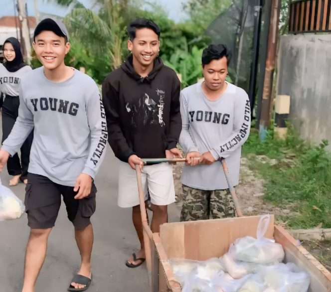
 Anak muda dari Karang Taruna RT.02, Dusun Tulusayu, Desa Sidorahayu, Kecamatan Wagir Kabupaten Malang, antusias berbagi takjil paket sayuran. (ist)