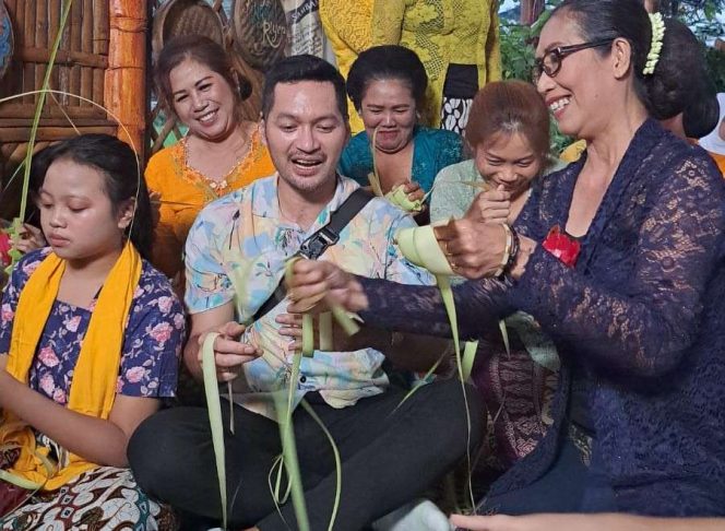 
 Evan Sanders saat membuat ketupat bersama emak-emak di Kampung Budaya Polowijen, akhir pekan lalu. (ist)