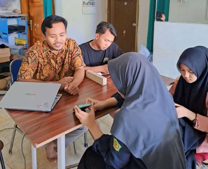 
 Owner Nayla Rent Car sedang membimbing siswa SMK yang prakerin di tempat usahanya. (ist)