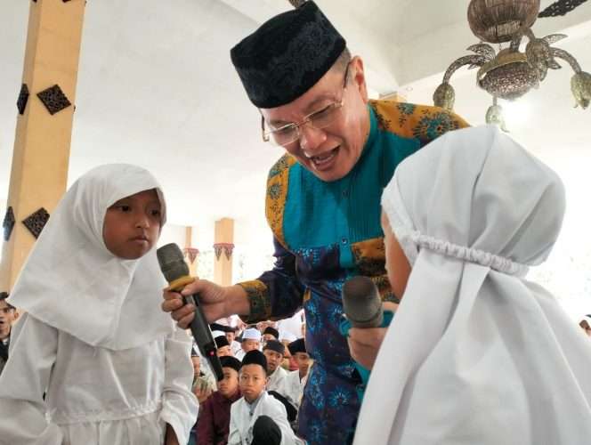 
 Adu kepintaran dan keberanian Komisaris PT ACA Iwan Kurniawan beri kesempatan anak-anak untuk saling bertanya. (ist)