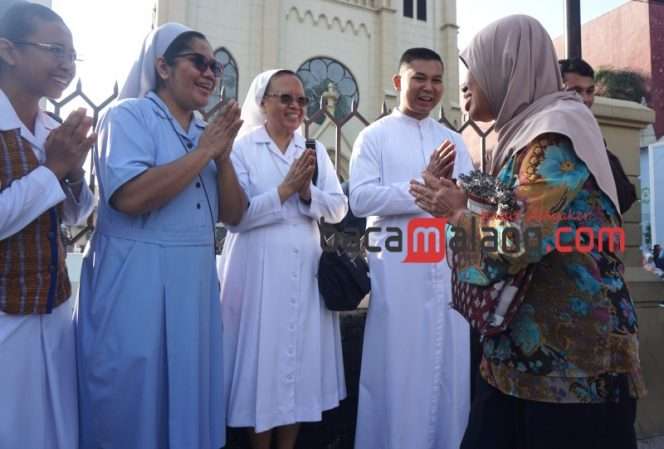 
 Para suster dan romo saat memberi salam dan mengucapkan selamat Idul Fitri kepada jamaah usai pelaksanaan salat Ied di halaman Paroki Gereja Hati Kudus Yesus (HKY),  Kayutangan, Kota Malang, Rabu (10/4/2024). (Nedi Putra AW)