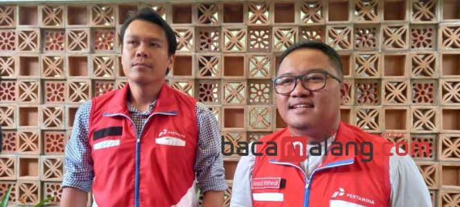 
 Area Manager Comm, Rel & CSR Pertamina Patra Niaga Regional Jatimbalinus, Ahad Rahedi (kanan) ditemui wartawan di Malang, Rabu (17/4/2024). (Nedi Putra AW)