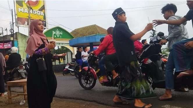 
 Panitia antusias membagikan takjil dan masyarakat setempat bersuka cita menerimanya. (ist)