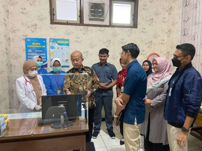 
 Direktur Teknologi Informasi BPJS Kesehatan, Edwin Aristiawan (berbatik) saat melakukan kunjungan ke Rumah Sakit Umum (RSU) Permata Bunda Malang, Kamis (4/4/2024). (ist)
