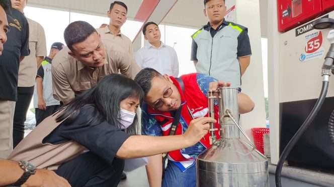 
 AKBP Irwan Kurniawan, Kasubdit Tipidter Polda Jatim, bersama tim saat melakukan pengecekan di SPBU dan SPBE.(Humas)
