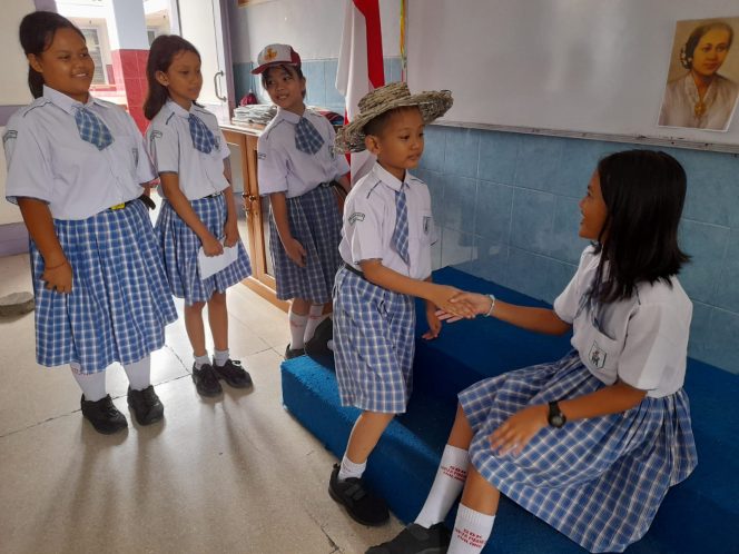 
 Eskul Jurnalistik kelas 4-5 SD Santa Maria III saat menggelar Drama 